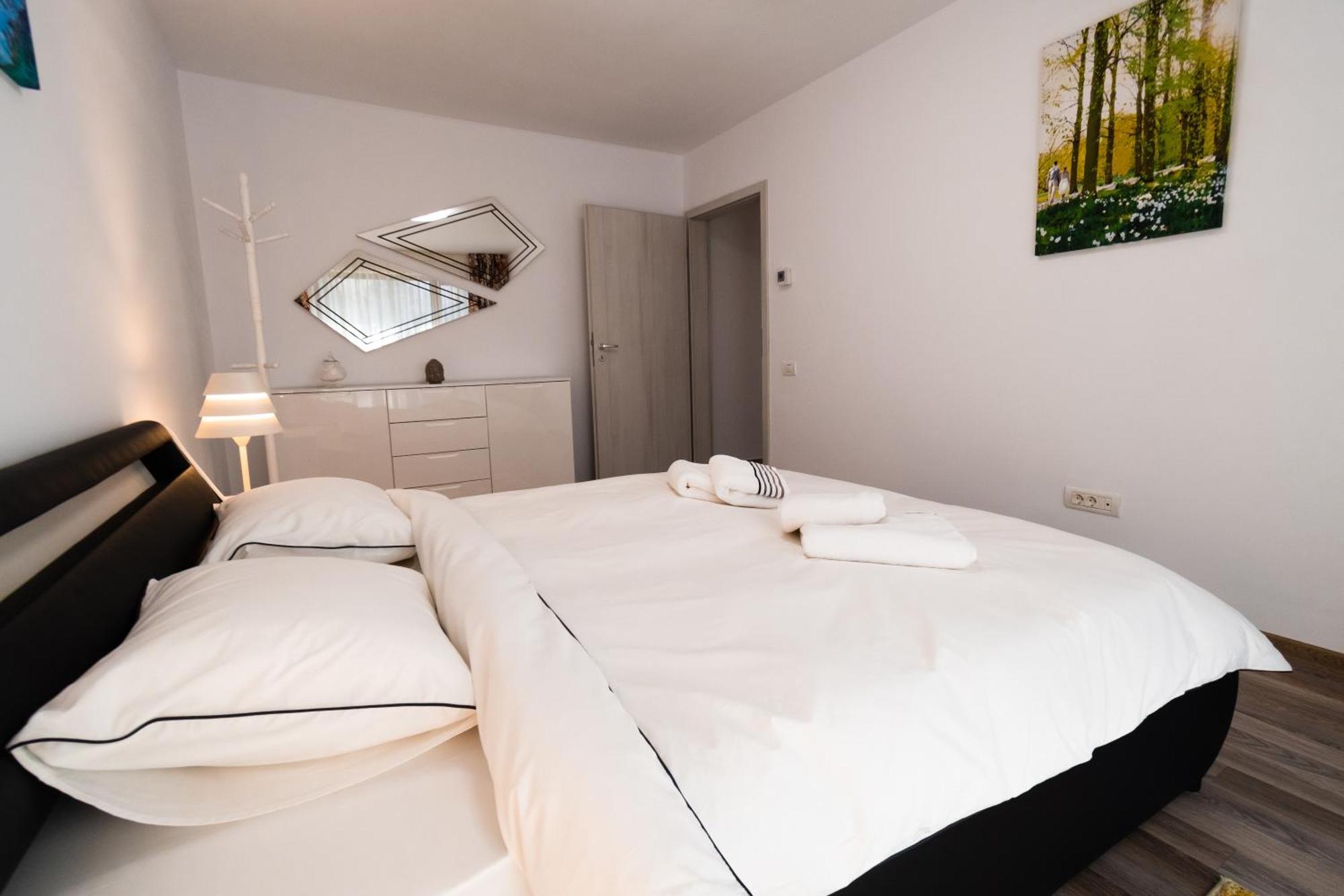 Transylvanian Apt. w/ lrg. terrace&parking - KarpatenHaus Brasov Bagian luar foto